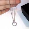 Ожерелье с interlocking кругами, усыпанное бриллиантами micro-pavé: Элегантный Минималистичный Дизайн для Женщин