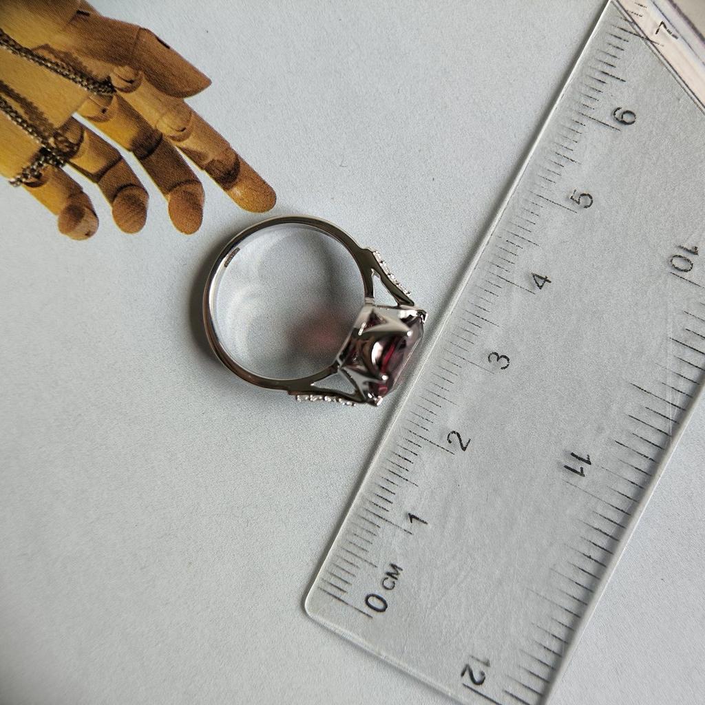 Серебряное кольцо с искусственным гранатом nano 2.714ct, фианитами, вес изделия 3,61 гр (60002152)