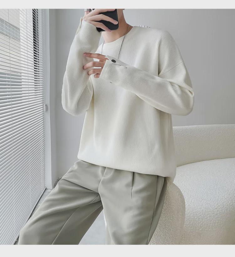 Мужской белый свитер с круглым вырезом и разрезными рукавами