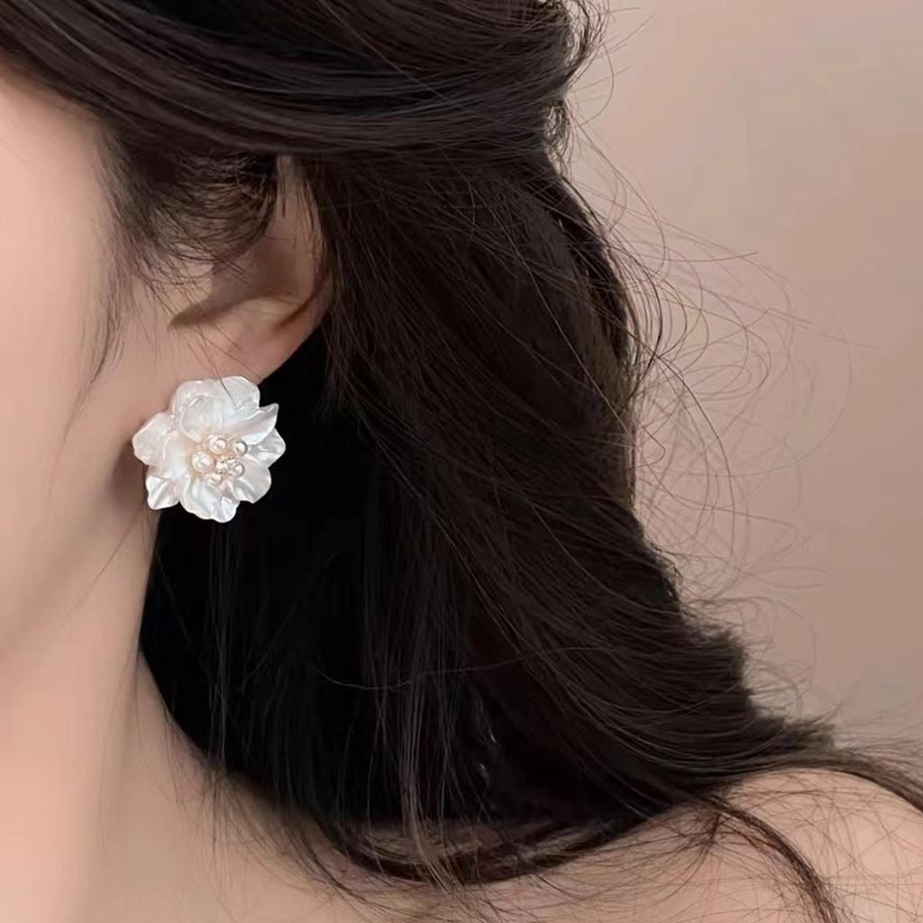 Elegant Pearls Flower Stud Earrings for Women Floral Shaped Ear Rings Accessories Fashion Jewelry for Daily Commute