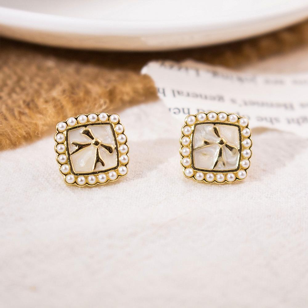 Light Luxury Exquisite Micro-inlaid Zircon Flower Earrings Elegant High-end Pearl Stud Earrings Niche Design Temperament Earrings