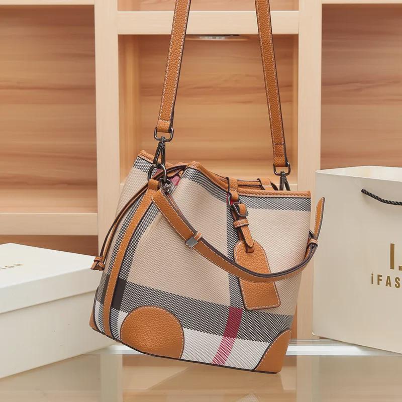 Женская сумка-ведро в клетку 2023 года, класса люкс: Универсальная роскошная сумка-мессенджер через плечо с большой вместимостью