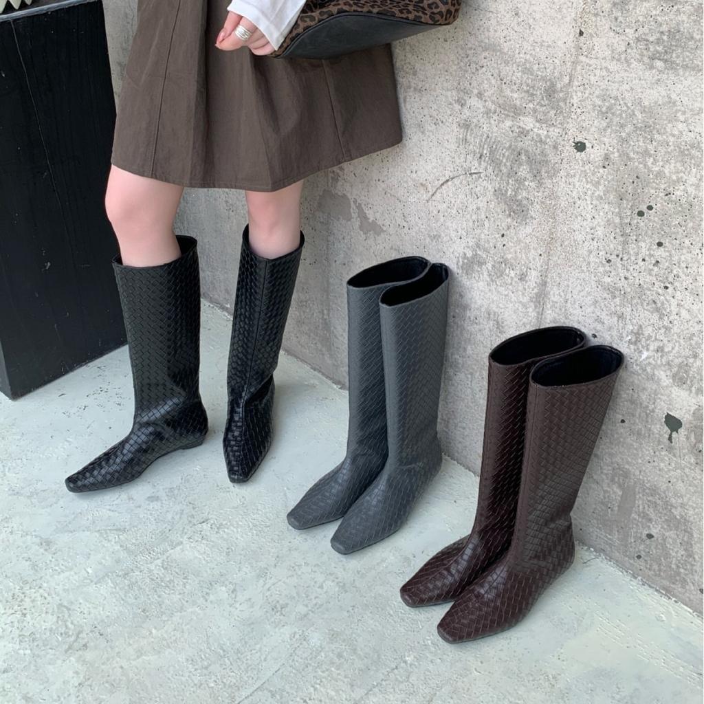 European and American design sense, foreign style, flat heel straight single boots, women's spring and autumn new retro but knee knight boots
