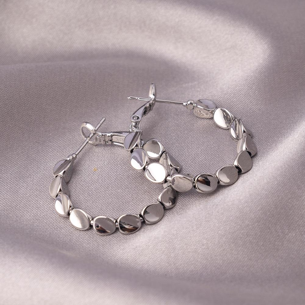 Серьги-иглы из серебра 925 пробы: Легкая роскошь, высококлассные пусеты и универсальный нишевый дизайн в виде колец для работы и стиля