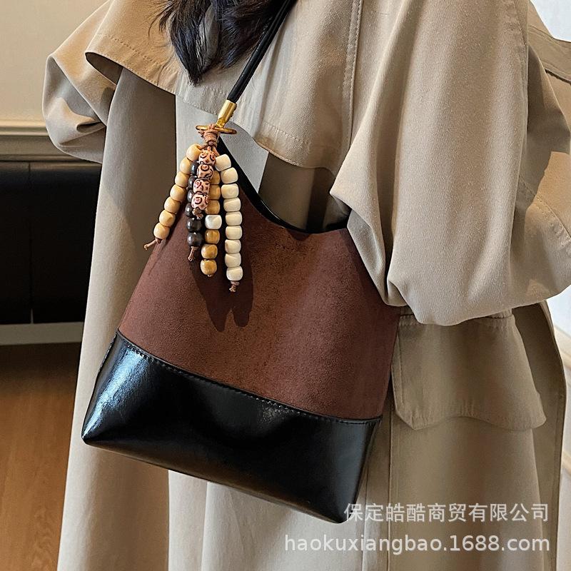 Матовая ретро сумка женская большой вместимости 2025 новая осень и зима универсальная повседневная на плечо подмышку сумка для работы и поездок