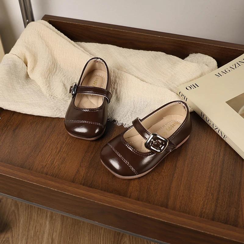 Туфли на плоской подошве для маленьких девочек, простые детские кожаные туфли в стиле пэчворк, однотонные повседневные детские модные туфли с мягкой подошвой, универсальные