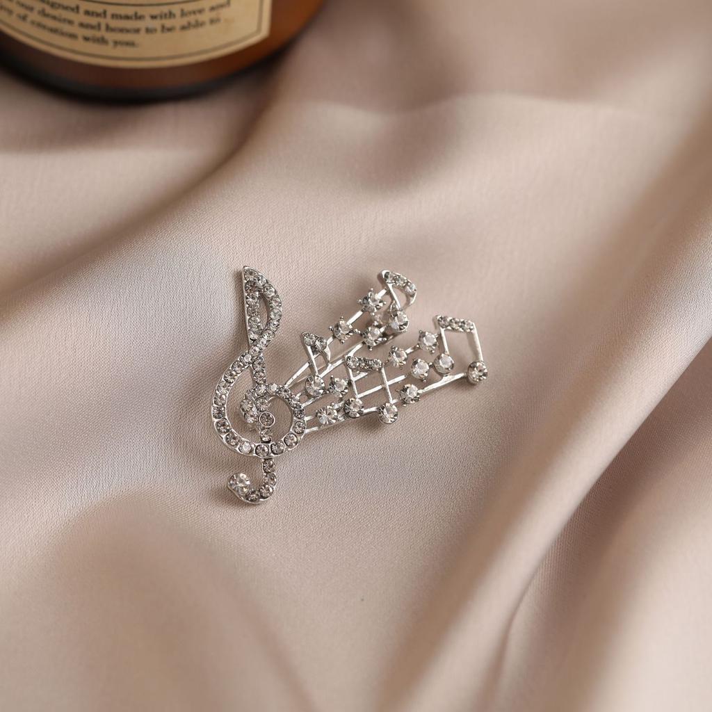 Элегантная и утонченная брошь в виде музыкальной ноты из сплава, инкрустированная бриллиантами, для женщин.