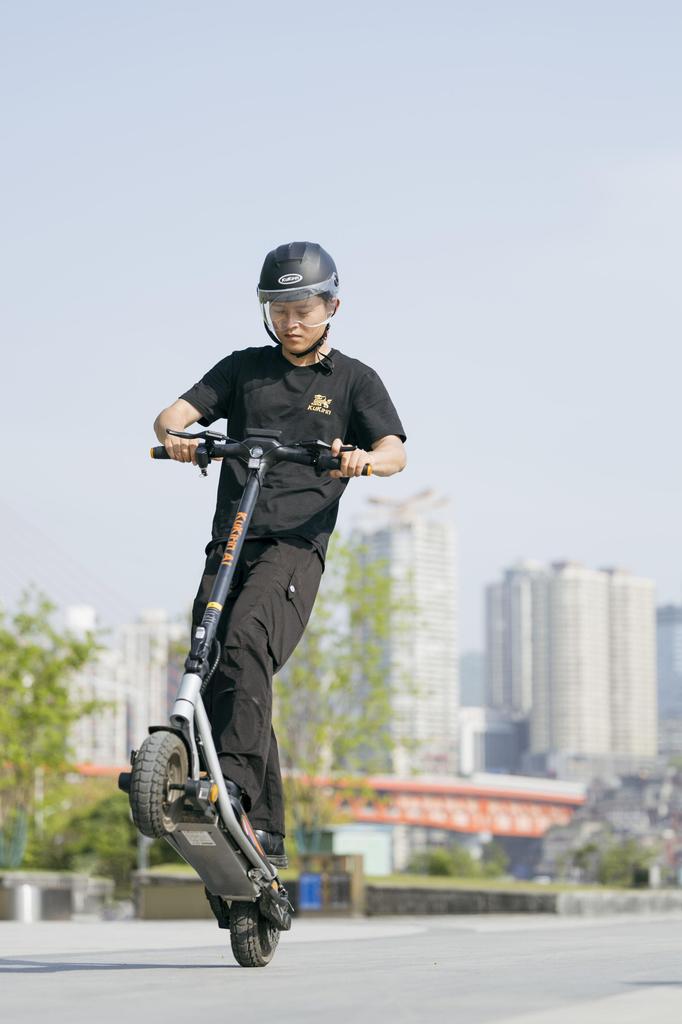 KuKirin A1 Electric Scooter, 10-inch Tubeless Tires, Dual Braking System, LED Headlight, Tail Light & Turn Signals, 48V Battery, Fast Charging