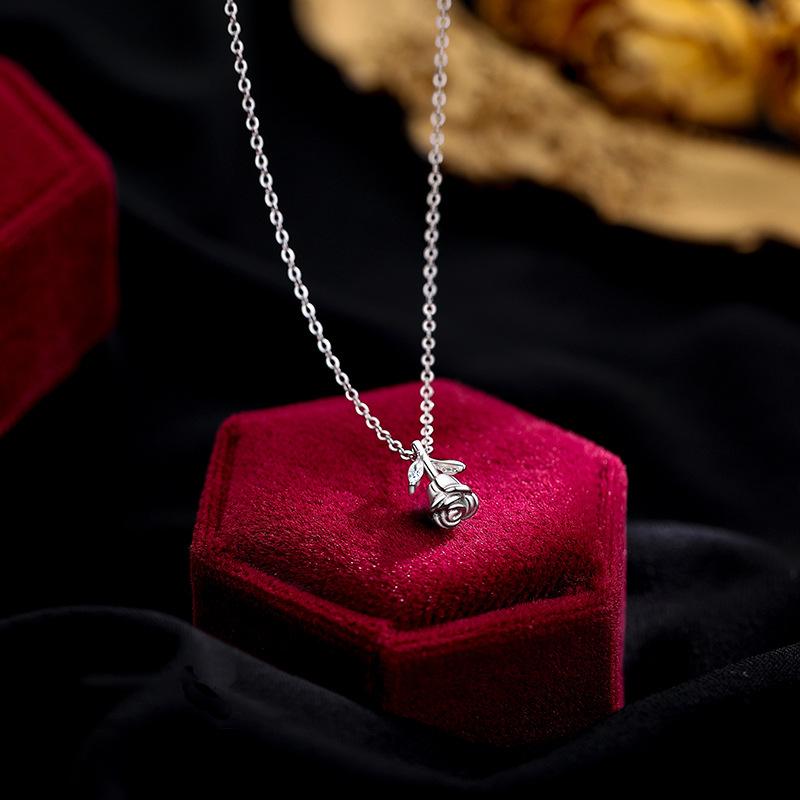 Rose Necklace Women's Light Luxury Niche Design French Retro Temperament Flower Collarbone Chain T-shirt Stainless Steel Accessories