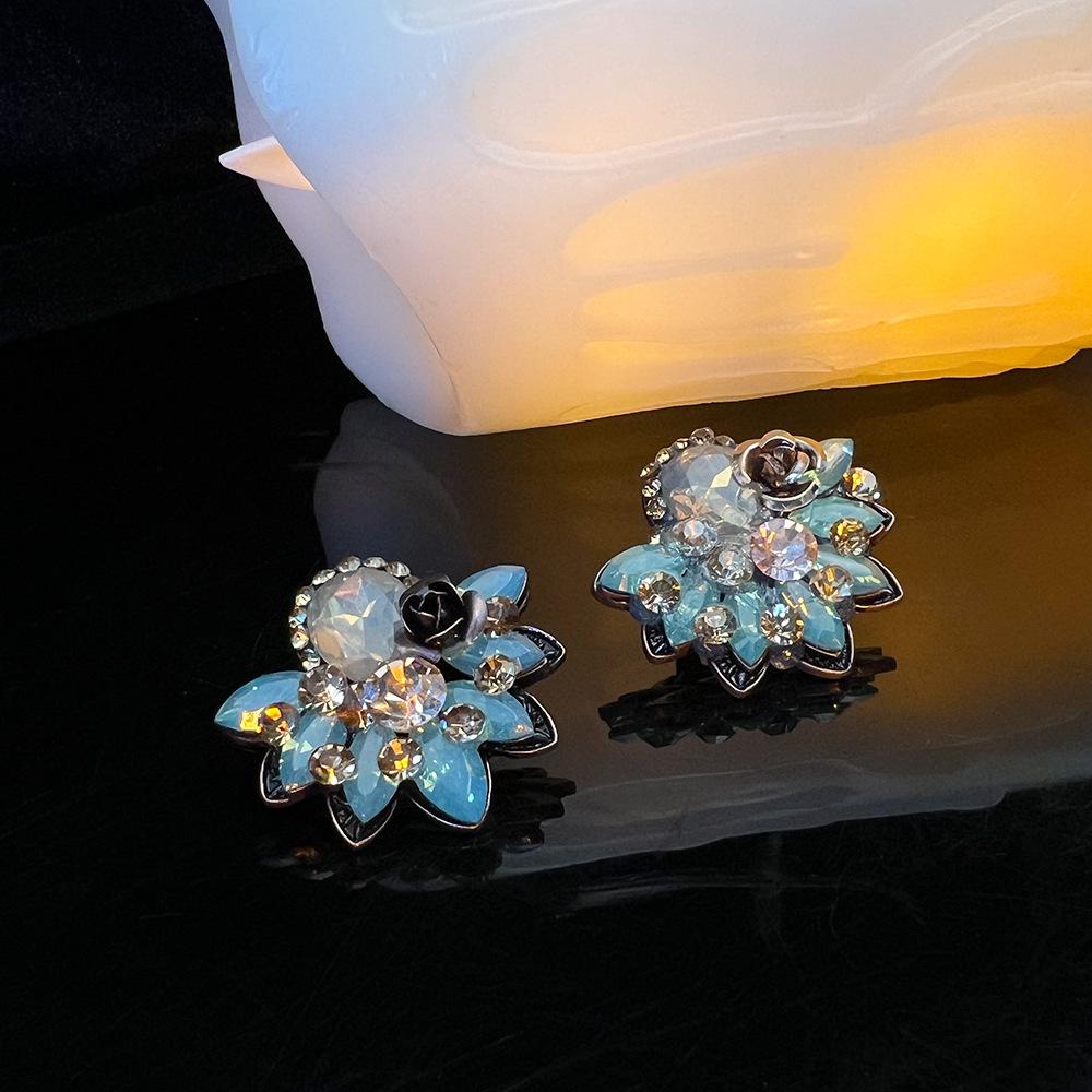 Elegant Vintage Retro Backflow Earrings: Haute Couture Runway Style