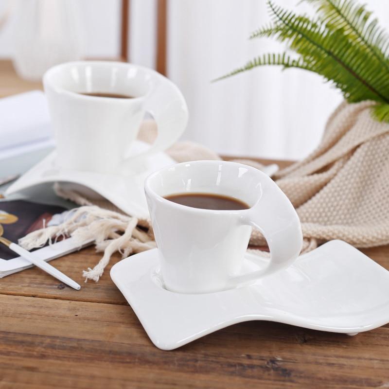 1/3 комплекта керамической кофейной чашки с волнистым блюдцем и набором ложек, Европейская маленькая роскошная кружка для молока для пар, белая фарфоровая офисная чайная чашка, посуда для напитков