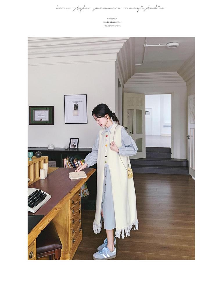 Женский комплект из двух частей весна-лето 2025 года: Платье-рубашка с цветными пуговицами и трикотажный жилет с кисточками