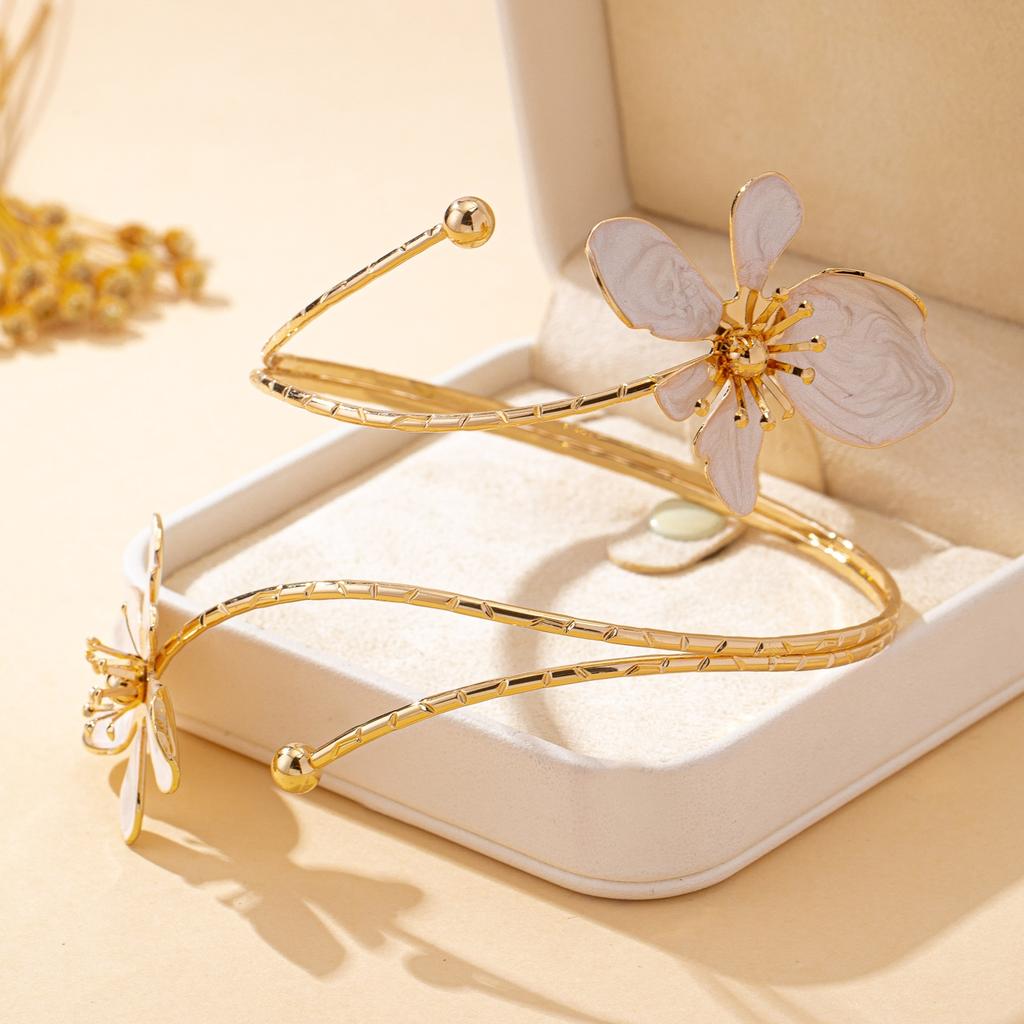 Женский браслет на руку, Дизайн с белыми эмалевыми цветами, Элегантный женский браслет на руку, Подходит для повседневной носки и для банкетов