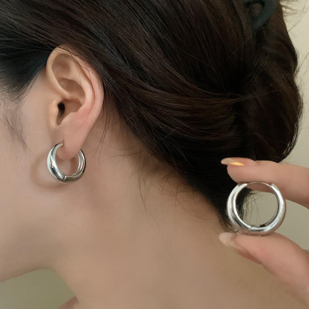 Минималистичные золотые серьги-кольца 2024 - Новые трендовые нишевые высококлассные серьги-каффы в холодном стиле