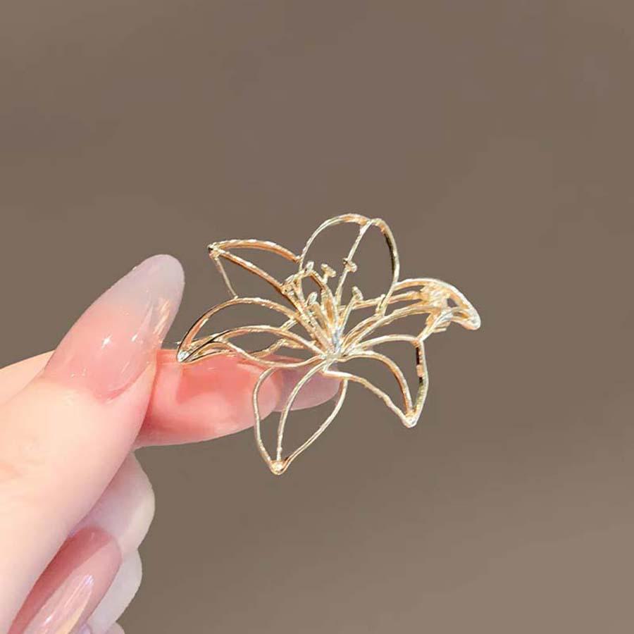 Summer Anti-Exposure Brooch: Fashionable and Luxurious Collar Pin for Women.