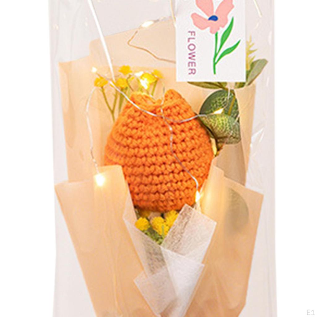 Завершенный букет тюльпанов крючком с легким искусственным декоративным украшением для центральной части стола