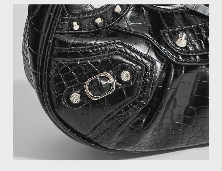 Женская плиссированная сумка для мотоцикла в форме полумесяца 2023 года с заклепками и кисточками