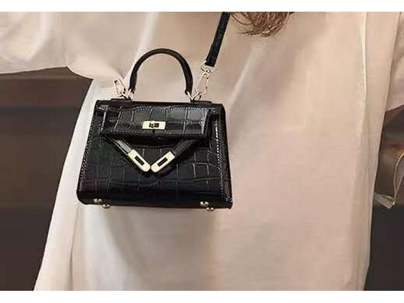 Женская знаковая сумка-тоут в стиле колор-блок Осень/Зима 2025