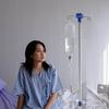 Регулируемые по высоте складные штативы для капельниц, портативные клинические стойки с 4 крючками и сетчатым мешком для хранения для домашнего использования и больниц