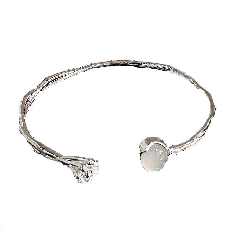 Открытый браслет 'Лунный камень-бутон': Браслет из французских драгоценных камней высокого класса в холодном стиле для женщин
