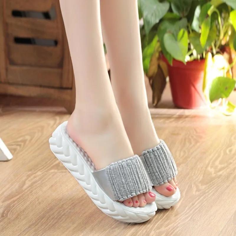 Женские тапочки люксовых брендов. Теплые меховые женские туфли с толстой подошвой. Тисненые хлопковые тапочки для улицы. Повседневные тапочки для всех видов спорта.