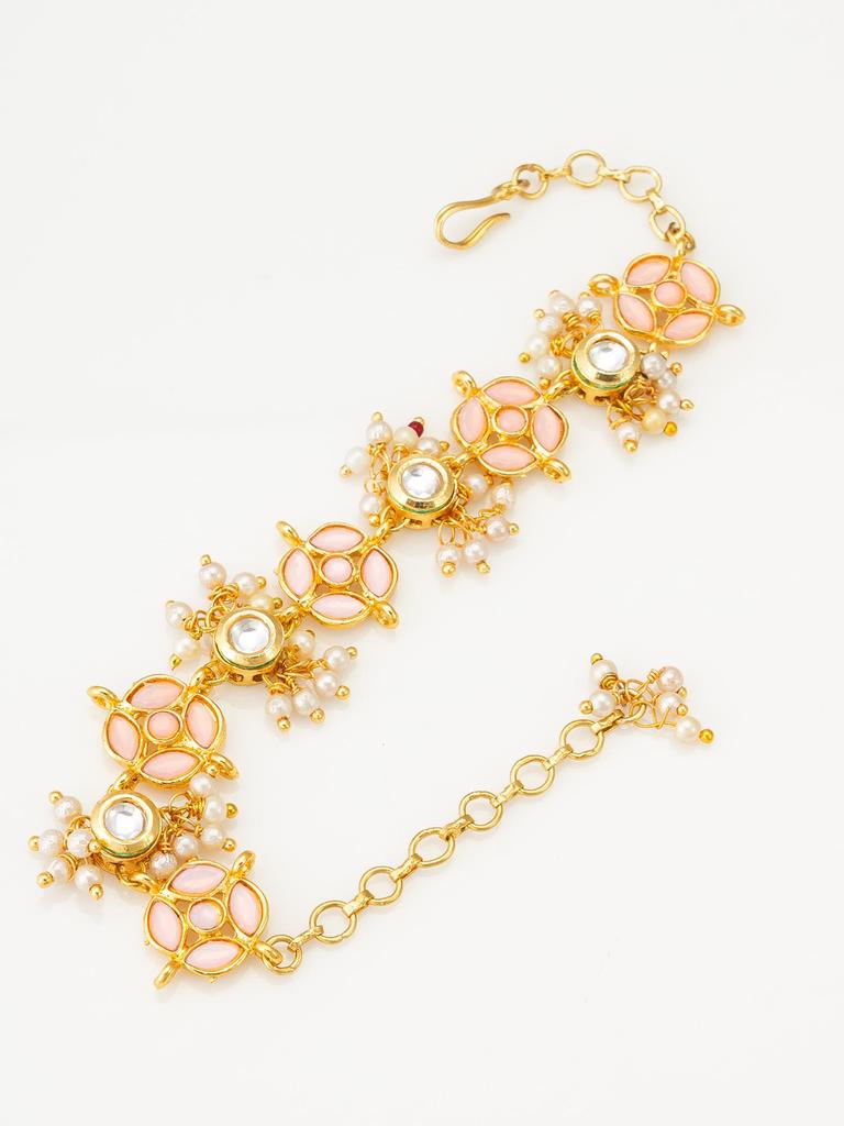 Позолоченный браслет ручной работы с белыми и персиковыми камнями и бусинами