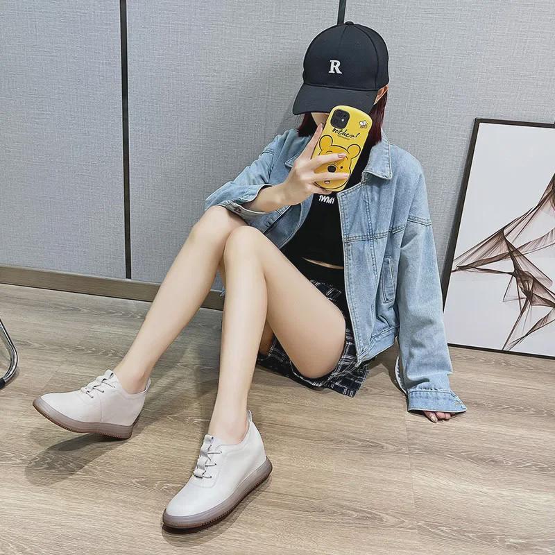 Женские кроссовки на платформе из коровьей кожи, осень 2022 г.: Универсальные короткие кожаные спортивные туфли с внутренним увеличением высоты.