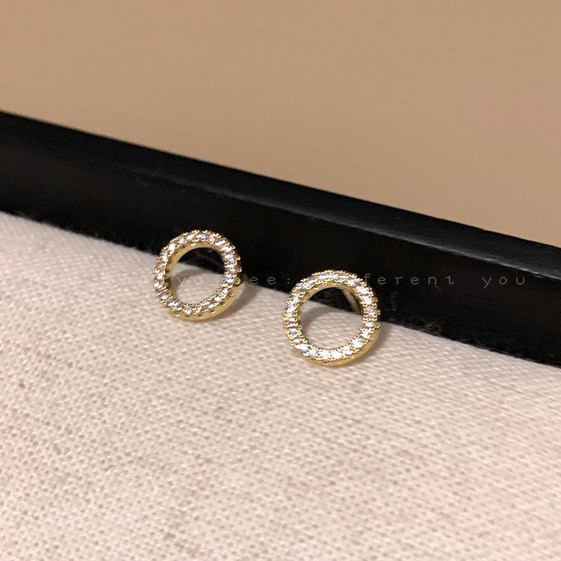 Элегантные круглые серьги с цирконием: Стильный и универсальный дизайн Южной Кореи
