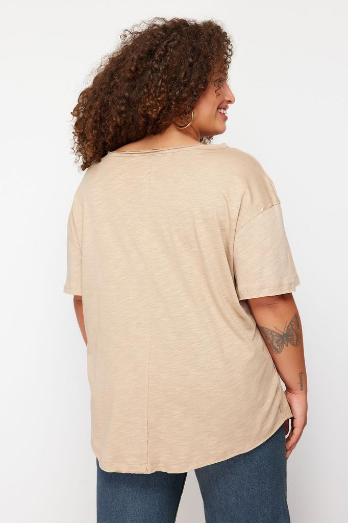 Женская трикотажная футболка в стиле бойфренда больших размеров с зеленой пуговицей и деталью