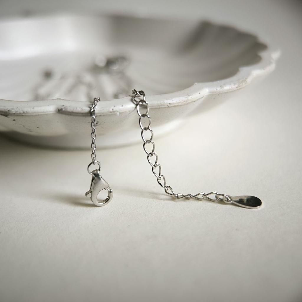 Серебряное колье с фианитами, емаллю, вес изделия 2,16 гр (2185635)