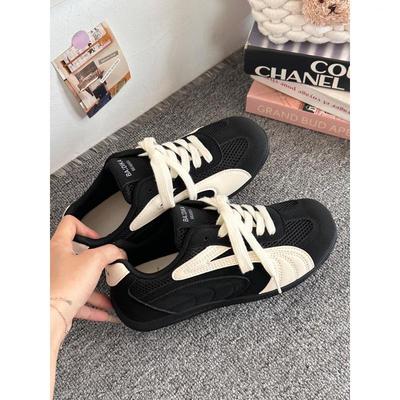 Летние черные женские дышащие кроссовки-сетка 2025 года с плоской платформой, подходящие для ношения с юбкой