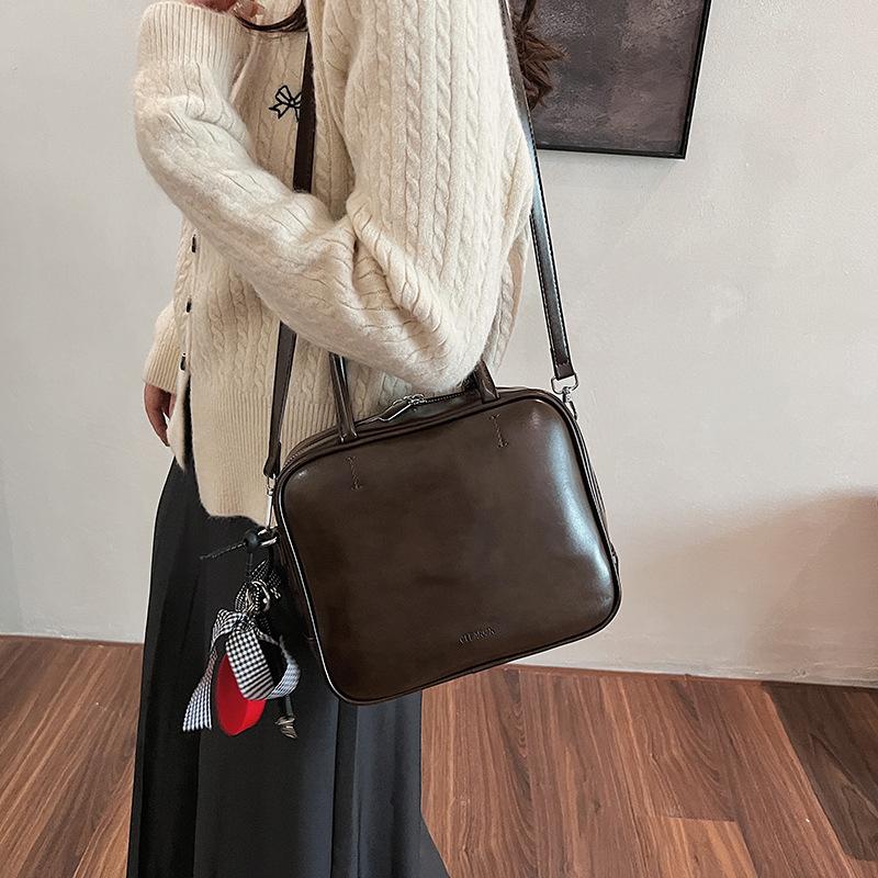 Autumn and Winter New Retro Pillow Bag Women's 2025 Casual Versatile Handbag Personalized Shoulder Messenger Bag Versatile Bag