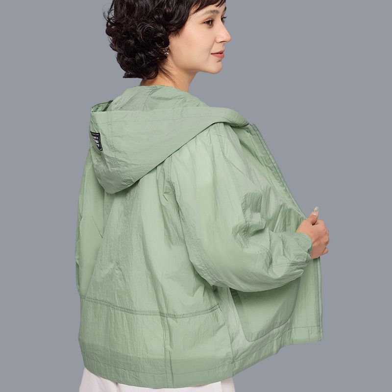Солнцезащитная одежда для женщин, носящих легкую верхнюю одежду с длинными рукавами. Дышащая и дышащая солнцезащитная одежда с капюшоном для отдыха и пожилого возраста.