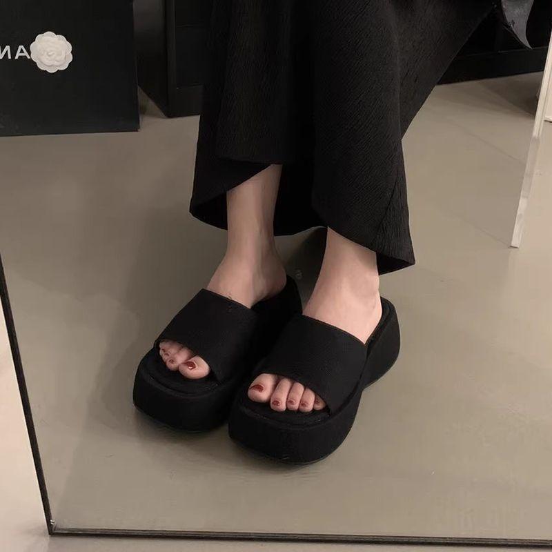 Маффины на толстой подошве, крутые тапочки, женская летняя одежда, модные и с высоким чувством, интернет-знаменитость, шлепанцы на одной подошве, новинка 2025 года, супер огонь, пляжная обувь