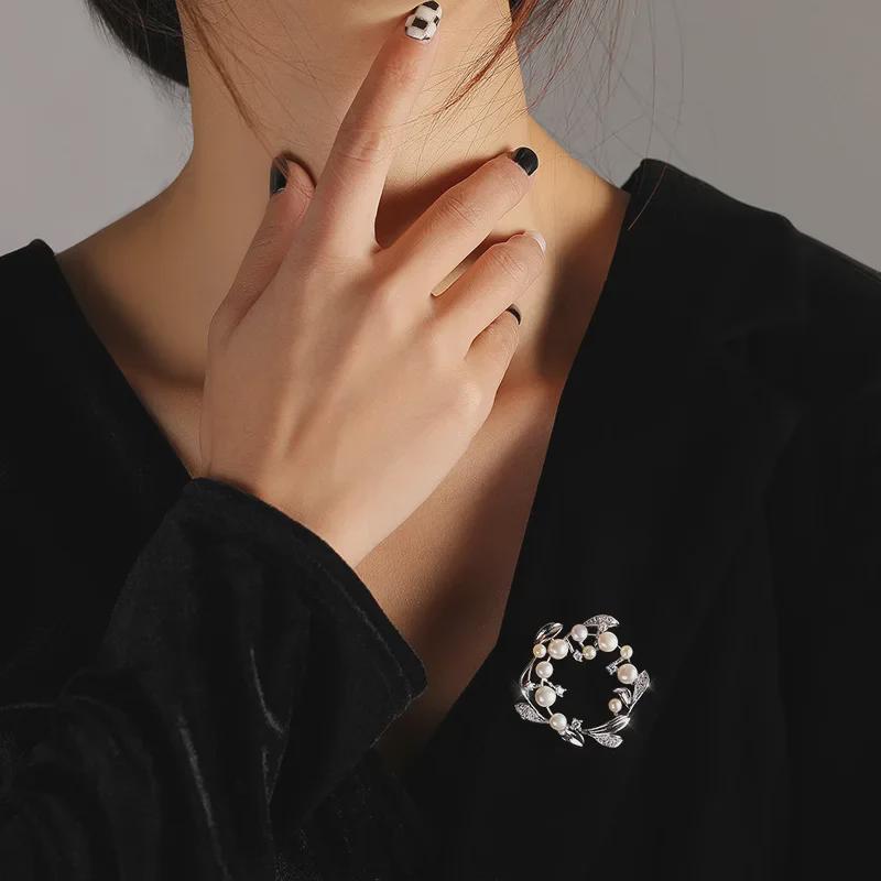 Изысканная брошь в виде венка из оливковой ветви: Женская булавка из пресноводного жемчуга своими руками для одежды