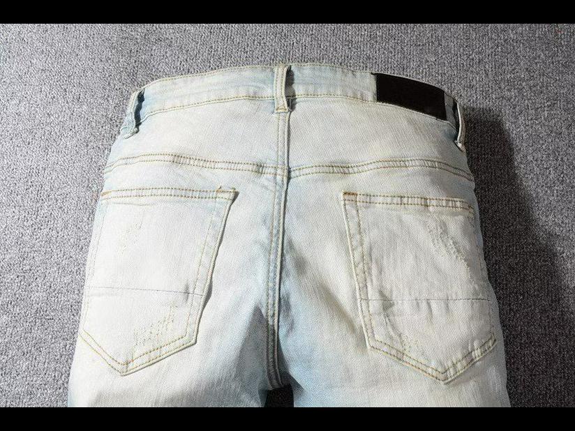 Мужская европейская/американская мода 2024 года: Узкие джинсы светло-белого цвета с потертостями, нашивками в стиле граффити и эластичным кроем.