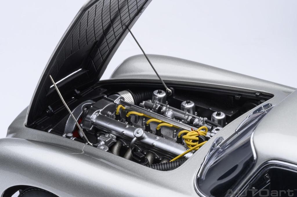 AUTOart Aston Martin DB5 Серебристый металлик Готовое изделие 70287 1/18