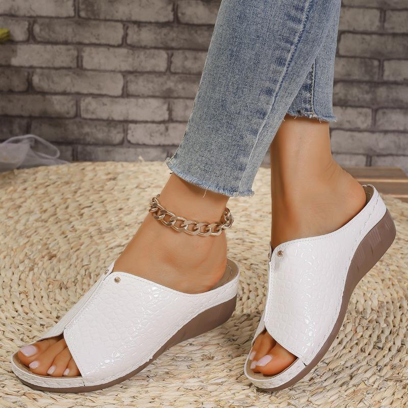 Spot трансграничная новая внешняя торговля тапочки на каблуке с уклоном женские сандалии с толстой подошвой повседневные и легкие большого размера