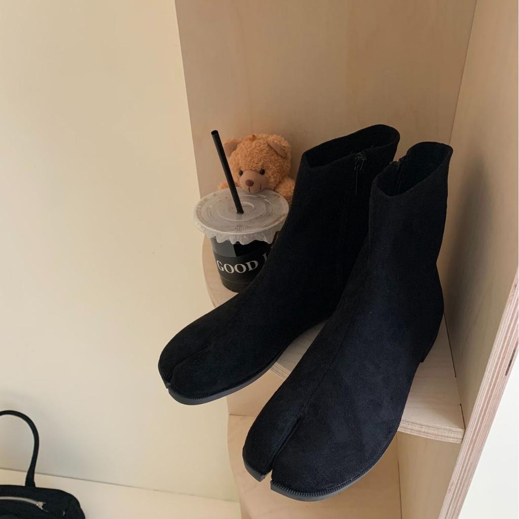 IPPEUM Женские ботильоны с разрезом на щиколотке и раздельным пальцем, черная искусственная замша, осень 2024, боковая молния, плоские туфли таби с раздельным пальцем