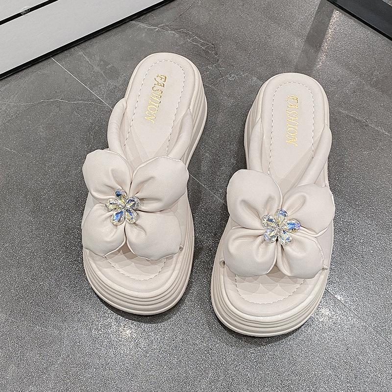 Крутые тапочки на толстой мягкой подошве для женской уличной обуви 2025 новый летний модный универсальный фасон тапочек-маффинов