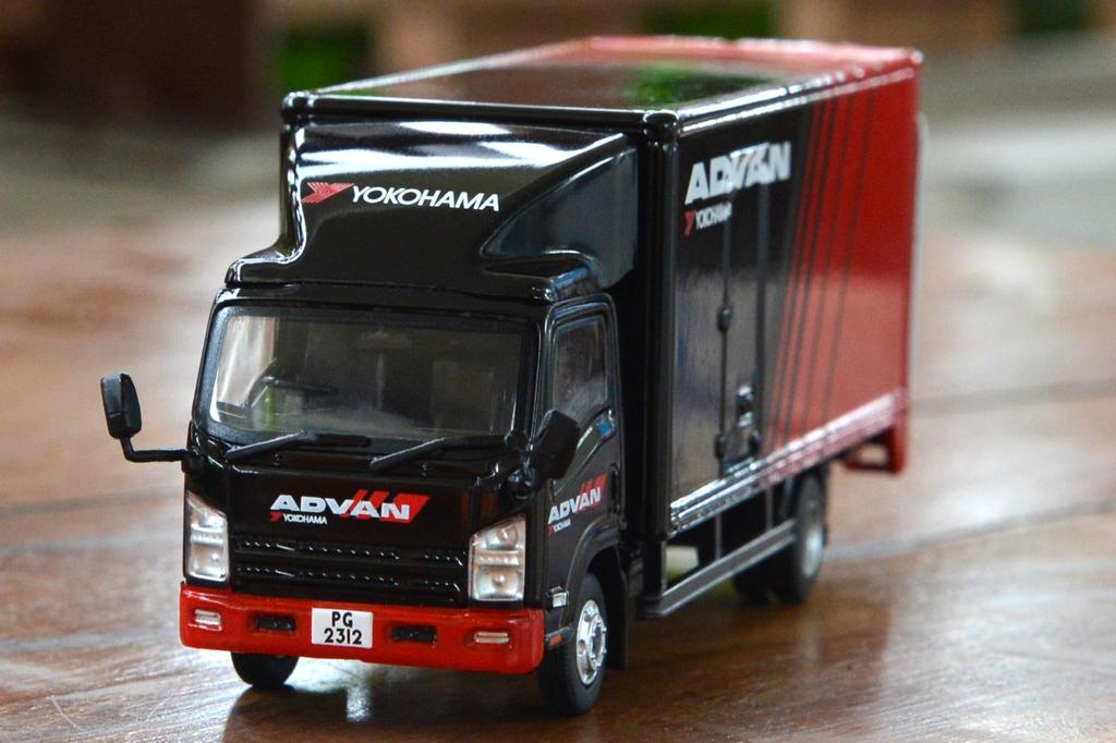 Крошечный город Isuzu N Series ADVAN Литая миниатюрная машинка 1/64