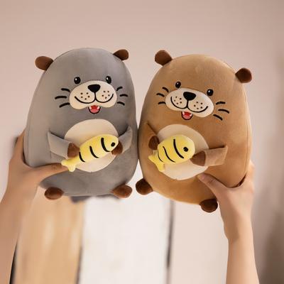 Мультяшная выдра, обнимающая рыбу, фигурка, мягкие серо-коричневые куклы, подушка-бросок, плюшевые игрушки, брелок для рюкзака, куклы, декор для вечеринки, подарок