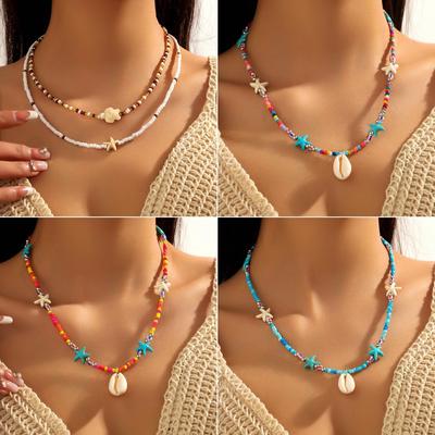 Летнее бохо-бисероплетение с подвеской из ракушек и разноцветными бусинами из проса