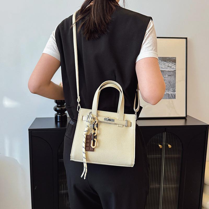 Маленькая квадратная сумка для ручной носки с узором личи, женская, весна 2025, корейская версия, трендовая, высококлассная, модная, на плечо, повседневная сумка-мессенджер