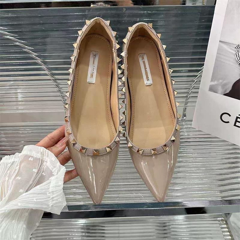 Внутреннее увеличение высоты на 5 см Весенне-осенние туфли-лодочки с заклепками женские французские с мелким вырезом из лакированной кожи с острым носком универсальные темпераментные комм