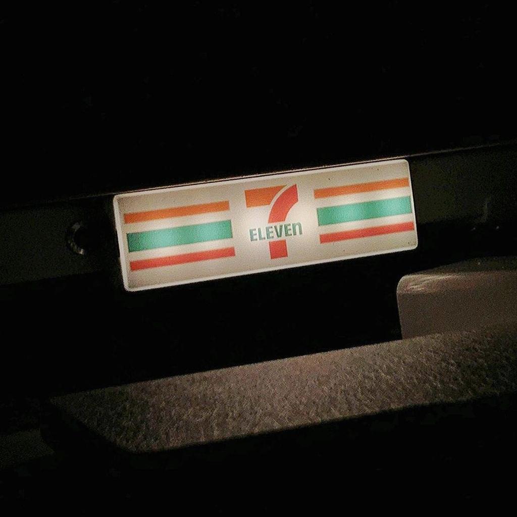 Светящаяся магнитная наклейка на холодильник 7-Eleven с функцией подзарядки