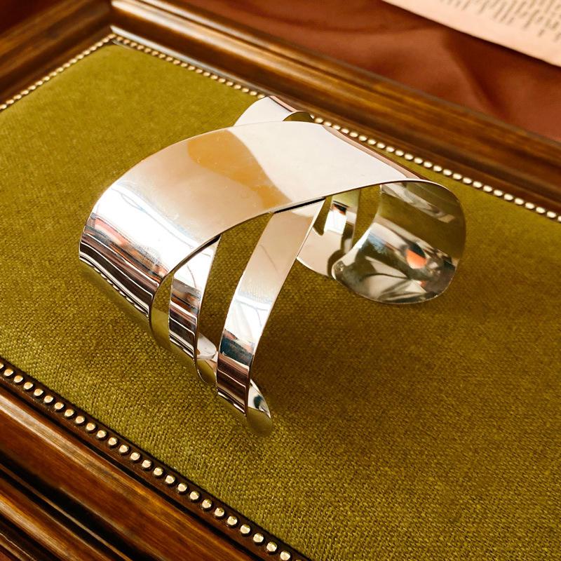 Металлический браслет-манжета с неровной волнистой текстурой: Универсальные модные украшения для женщин