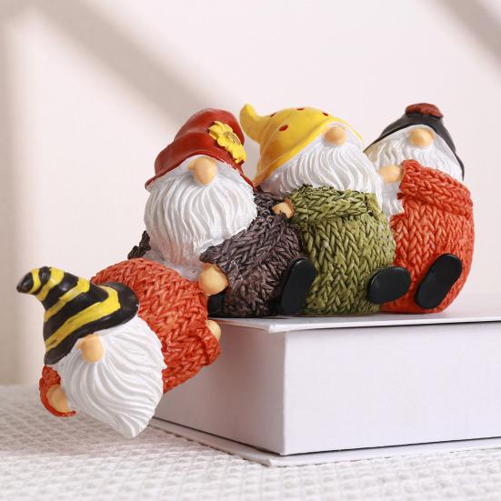 Рождественский гном, сидящий на полке, статуэтка, свисающая с края стола, четыре безликих