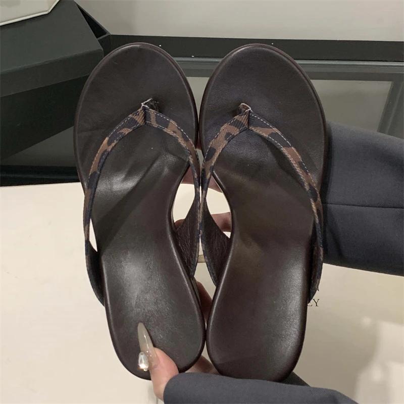 Модные летние леопардовые клинья на платформе с перемычкой для пальца, женские шлепанцы, модные на толстой подошве, на высоком каблуке, шлепанцы, обувь