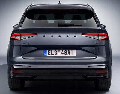 Skoda Enyaq iV - Хромированная накладка на багажник - Акцент на крышку багажника - Деталь задней части премиум-автомобиля - Усилитель блеска